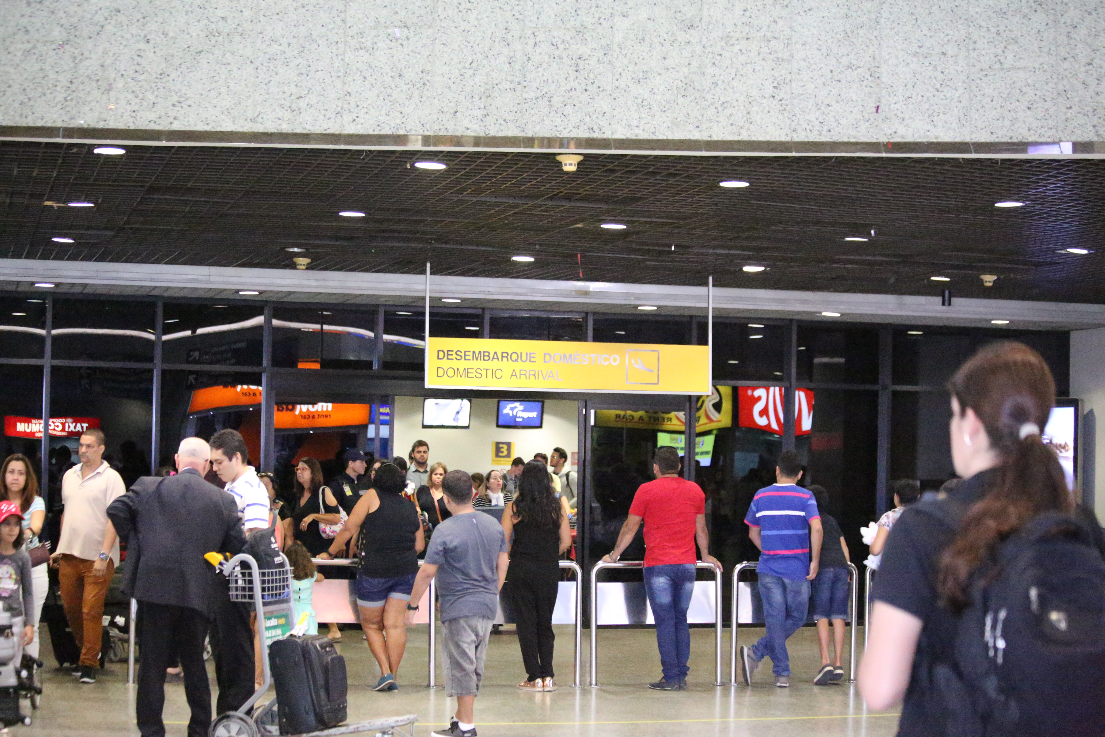 Pessoas em saguão do aeroporto